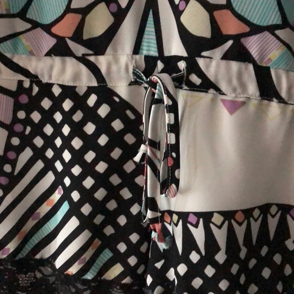 White printed long sleeve short lace trim romper - Picture 10 of 12